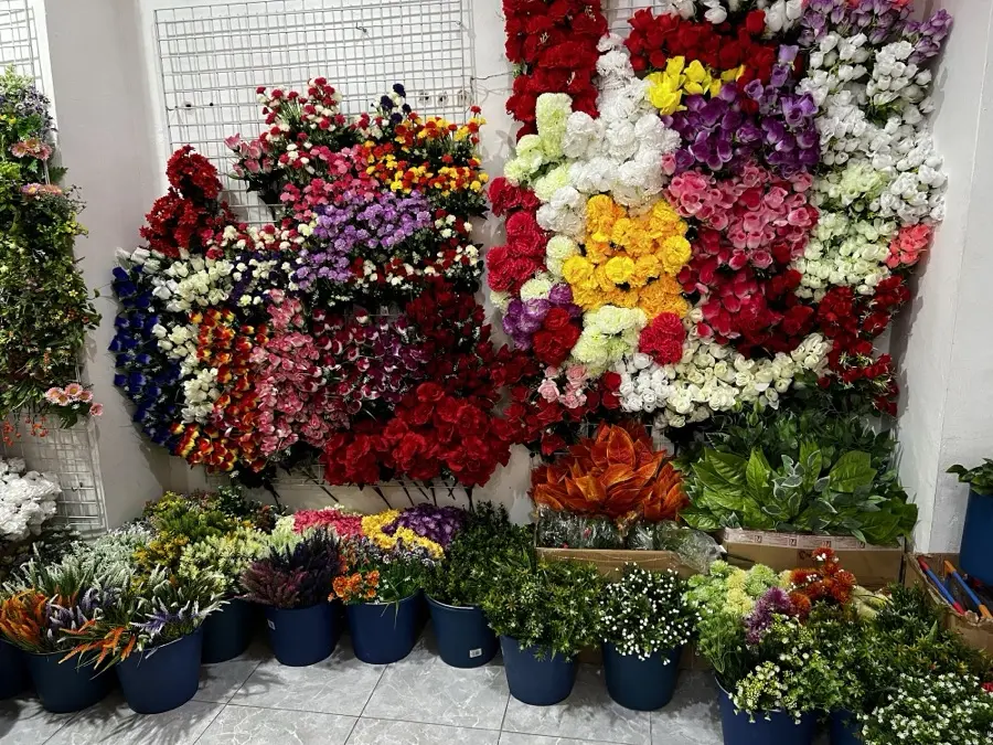 Pared de flores artificiales de colores y plantas