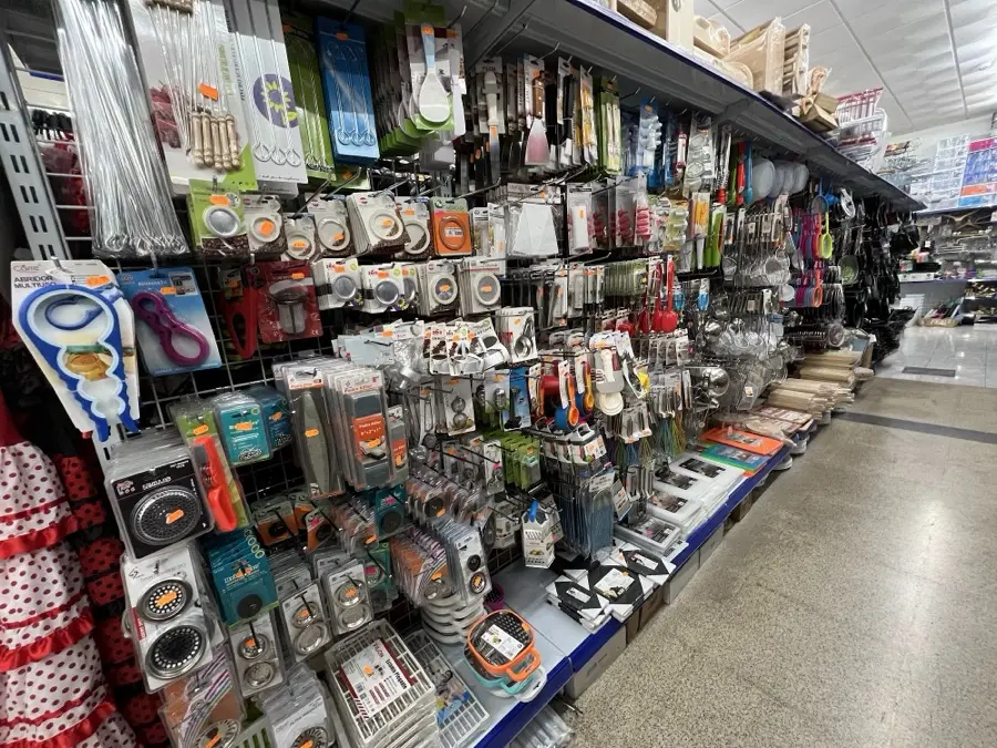 Utensilios de cocina y menaje colgados en la tienda