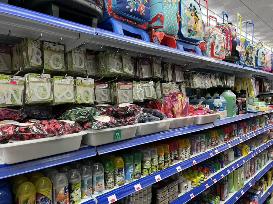 Productos de limpieza y mochilas escolares
