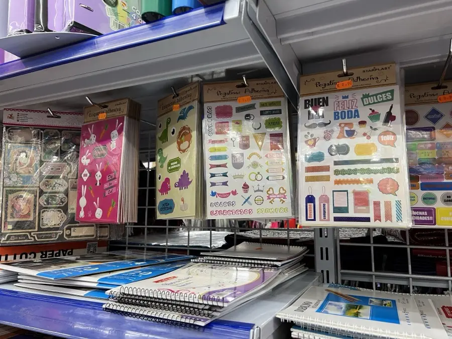 Pegatinas, cuadernos y material de papelería